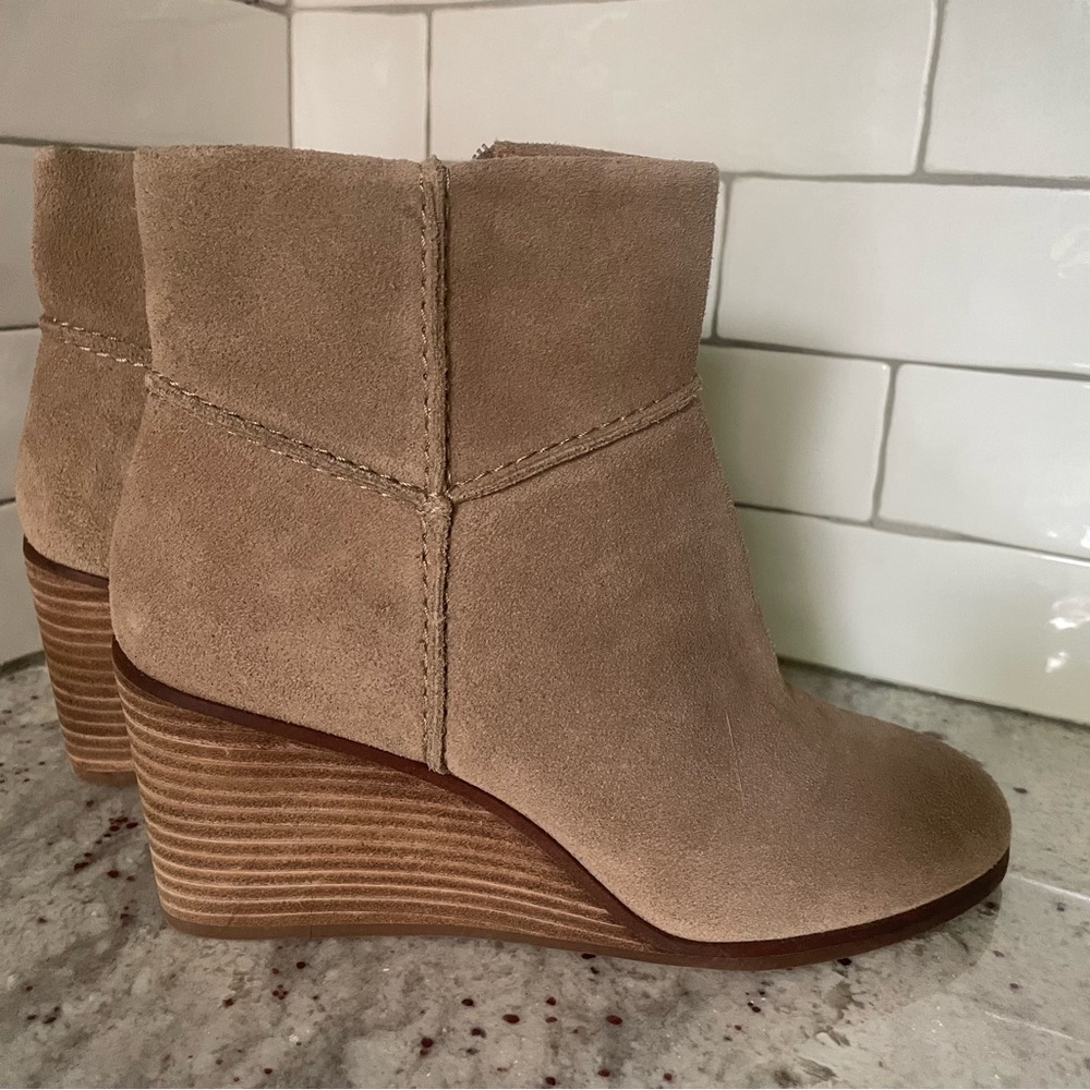 Lucky Brand tan suede ankle boots ~ NEVER WORN ~ Tags on